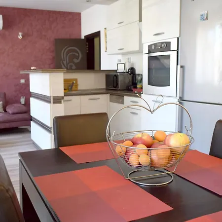 With 2 Bedrooms And Parking Near The アパート *