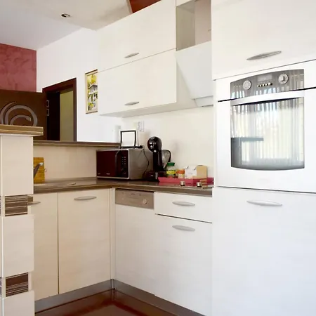 With 2 Bedrooms And Parking Near The * Burgas