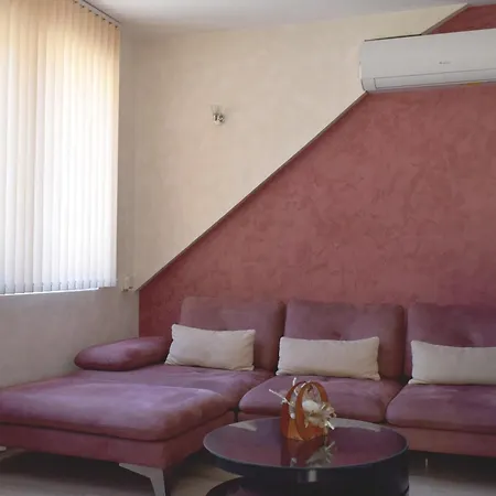 With 2 Bedrooms And Parking Near The * Burgaz
