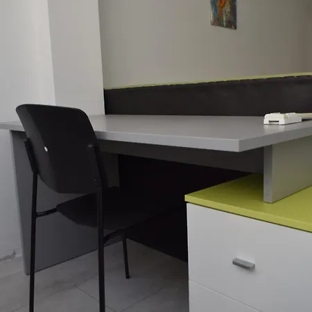 With 2 Bedrooms And Parking Near The Apartment *